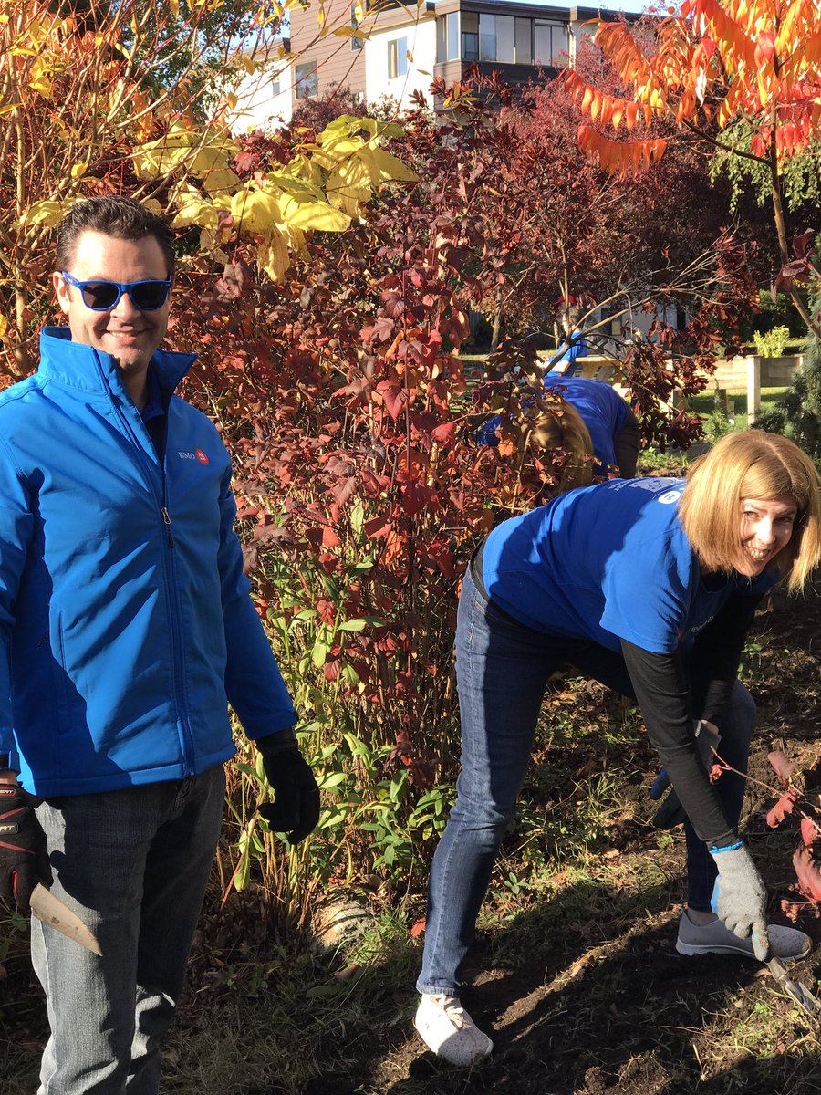 bmobonner's tweet photo. Giving back with the leadership team on Vancouver Island.Getting gardens ready at Garth Homer Society #proudtoworkatbmo @garthhomerscty https://t.co/TqQFC5EWgW