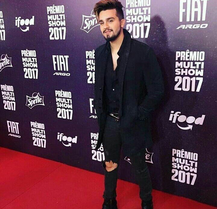 luannmeteor's tweet photo. É o amor da minha vida mesmo  #MelhorClipeTVZLuan https://t.co/m4PMf00BU8