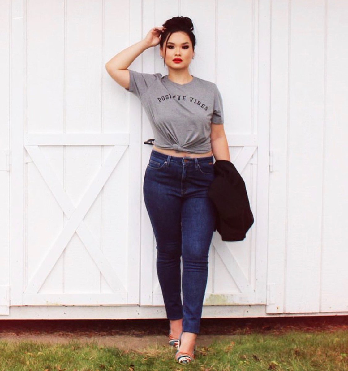 Threadtank's tweet photo. All a girl really needs is a perfect pair of jeans and Positive Vibes (and maybe a perfect lipstick). Thanks @lienjae https://t.co/80XPOBhmXV