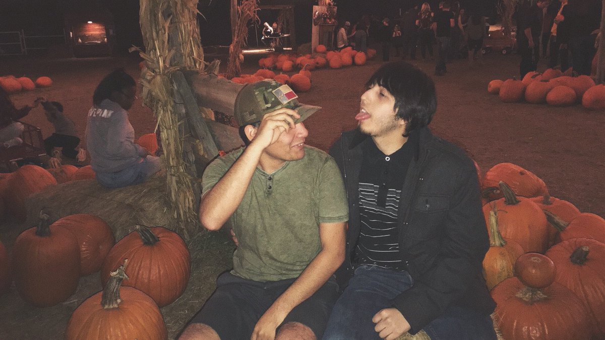 juuliieaa's tweet photo. we love the pumpkin patch https://t.co/b2DcrPJXe7