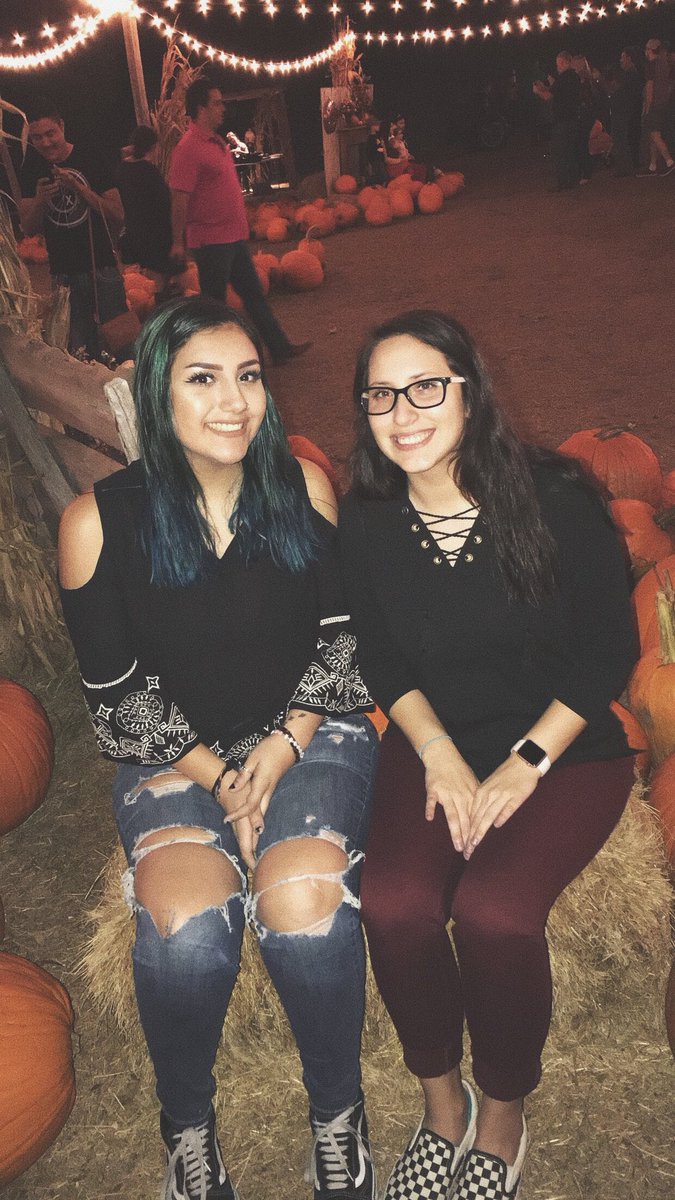 juuliieaa's tweet photo. we love the pumpkin patch https://t.co/b2DcrPJXe7
