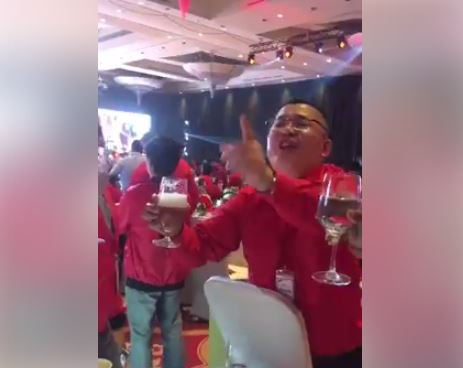 VIRAL! Beredar Video Gathering Pedagang Online Bersulang Miras di Hotel hingga Mabuk okz.me/CYFdb