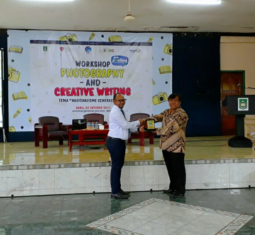 genposting's tweet photo. Pertukaran cinderamata antara pihak genposting dan Unyap..semoga terjalin kerjasama yg baik gengs *trink 😉 https://t.co/Rk8bxLEXea