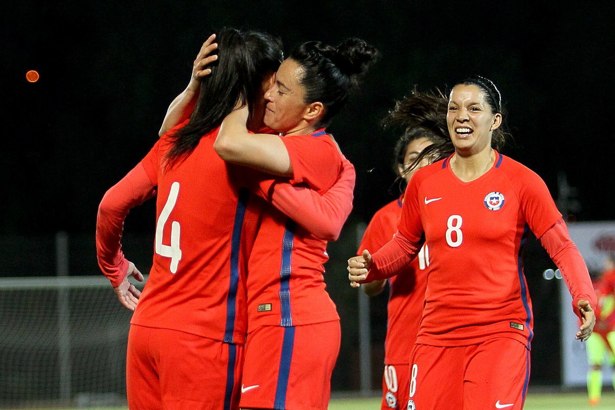 LaRoja's tweet photo. ¡PITAZO FINAL! 

#LaRojaFemenina venció a Argentina por 5-0 y lo disfrutaste a través de https://t.co/Q0lw01sWbg

#VamosChile 🇨🇱⚽️ https://t.co/LEKsmsTReP