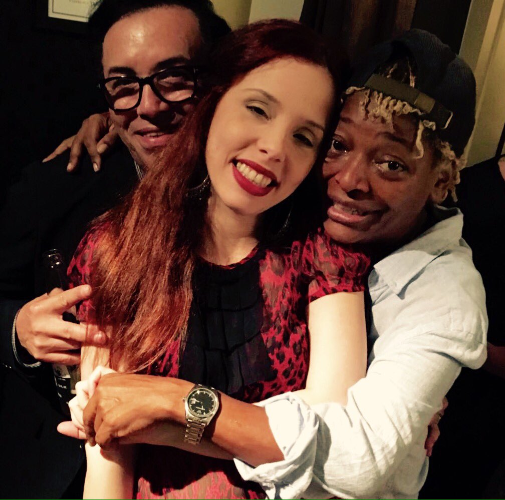 ZabeleOficial's tweet photo. Abraço gostoso dos amigos queridos😍 #andrealves #Martnalia #beacon #noitedelicia #musica #som https://t.co/urSVUMgWks
