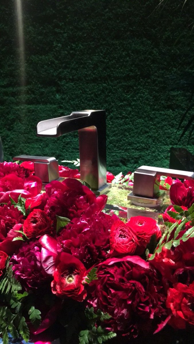 COCOCOZY's tweet photo. Stunning @deltafaucet centerpieces spotted @cooperhewitt #NationalDesignWeek kick-off. Great inspiration + met @nateberkus! #deltadesign #ad https://t.co/uLAobAAVEE