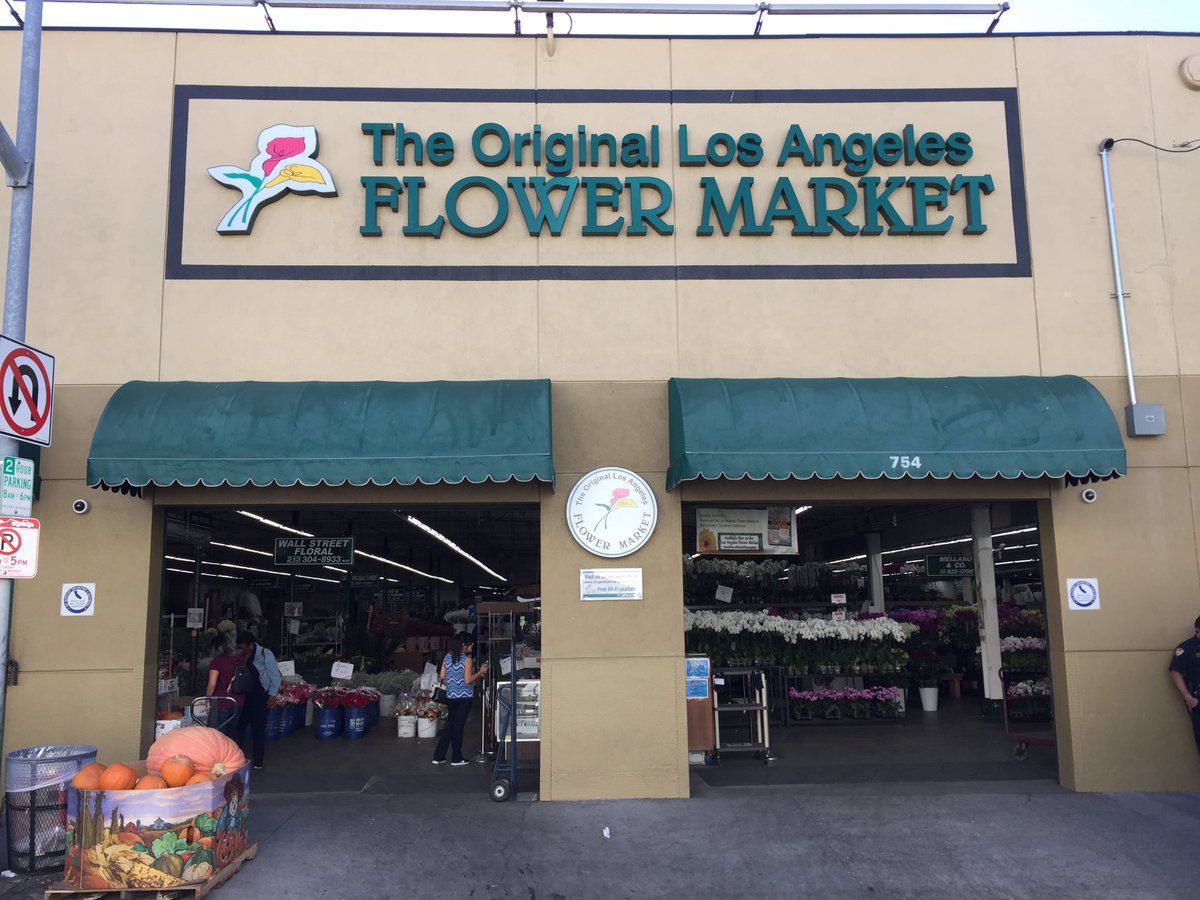 Today we visited The Original Los Angeles Flower Market. A place with dozens of flower wholesale companies.
flowercompanies.com/blog/the-origi…