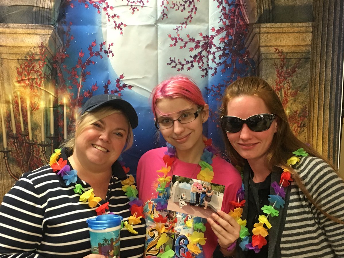Homedepot8918's tweet photo. Vacation anyone? 🌴🏄🏼‍♀️🌊☀️#MWOCT2017 #shades #pinky #matchingstripes @BPlantenberg @mlindsey1223 @Iva_Marie04 @BethLeonard14 https://t.co/mYhrOo5yb9