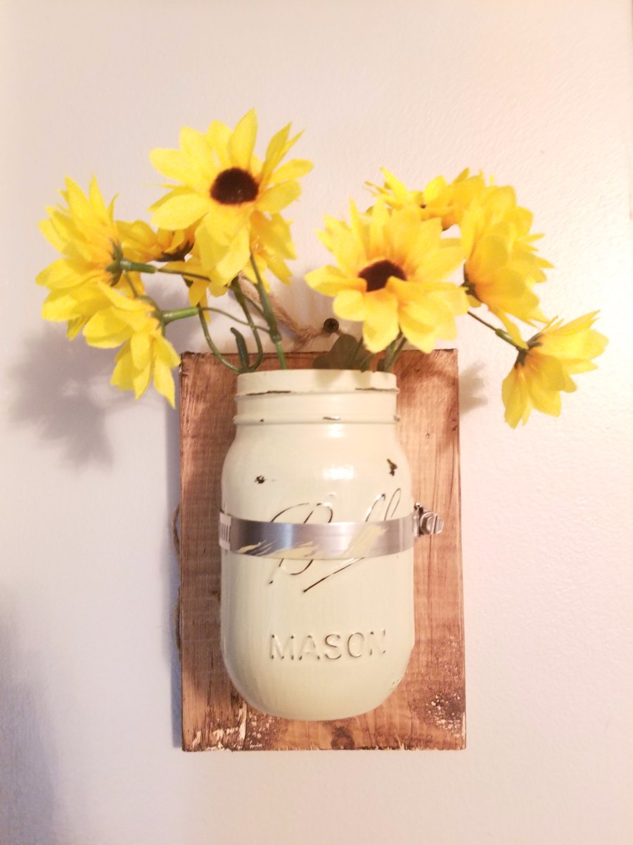 justsavvyc's tweet photo. Beautiful mason jar wall decor! #masonjars #homedecor #sconce #rustic #shabbychic #masonjardecor https://t.co/BWKRDBpcg9