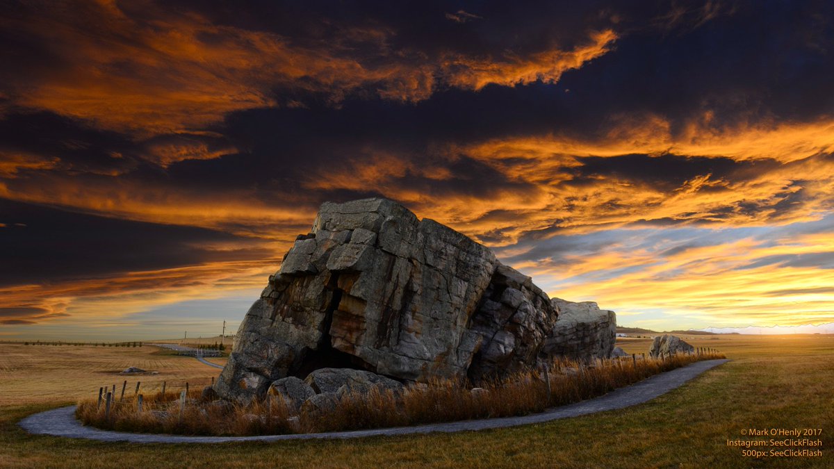 SeeClickFlash's tweet photo. A stunning sunrise tonight. That’s the #Okotoks Erratic in the foreground. #BigRock

#yyc #photography https://t.co/VYlEFCKVn4