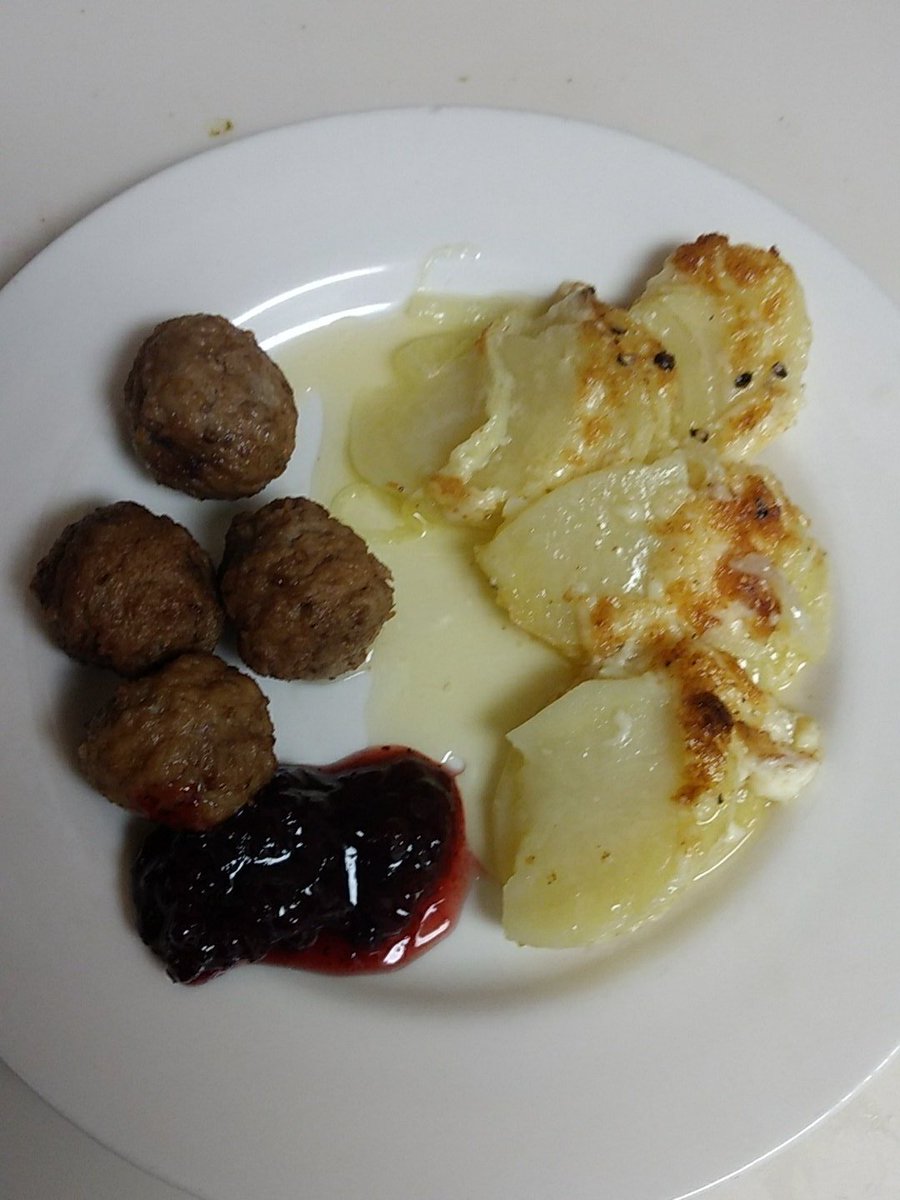 apfelmusser's tweet photo. Potato mayo onion au gratin, Swedish style. #rosmt #regularordinaryswedishmealtime https://t.co/Q98SBFcWNp