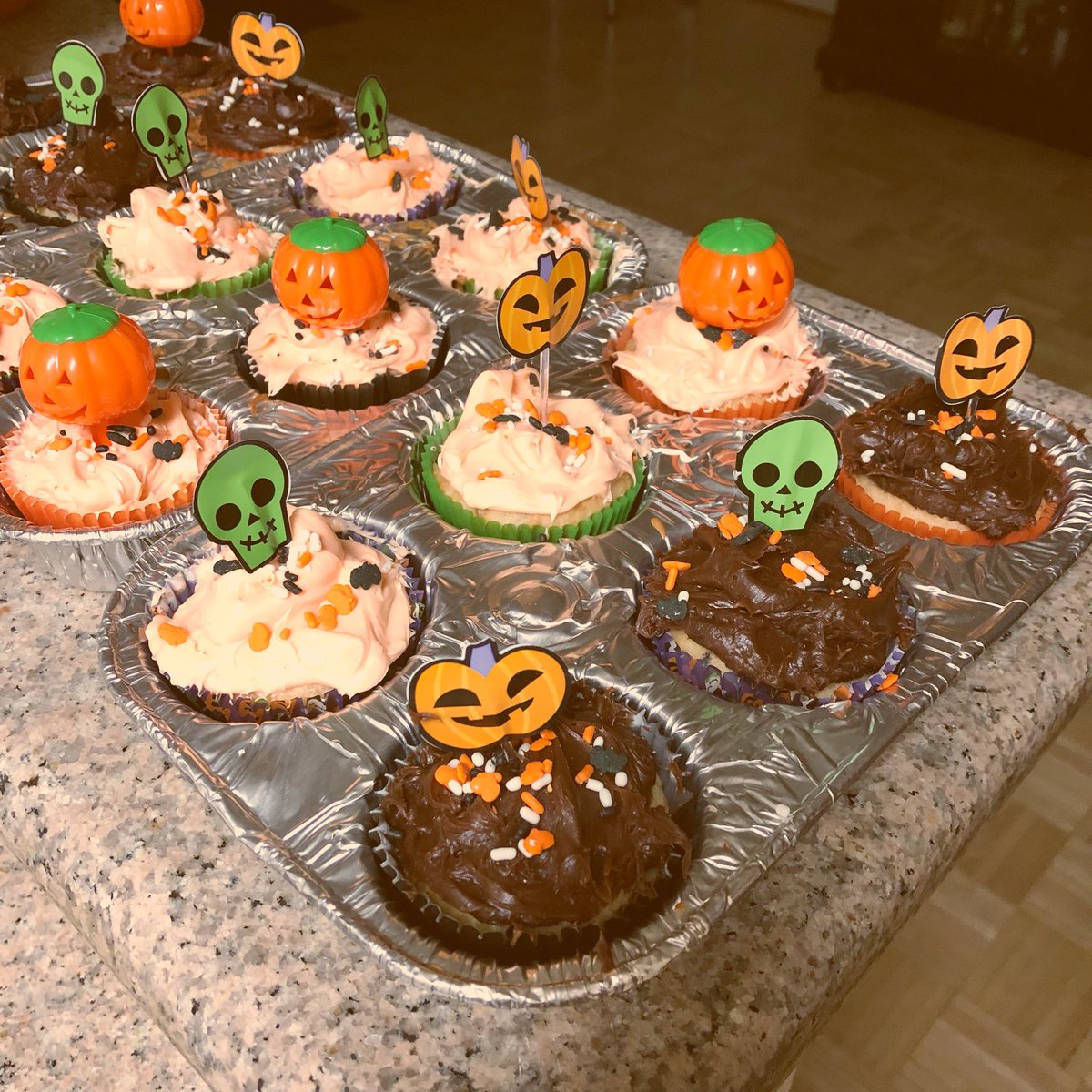 alexis_casso's tweet photo. Halloween cupcakes for my last day of improv class tomorrow! #halloween #cupcakes #groundlings #groundlingsschool #spooky #boo https://t.co/Z8X09sgmRb