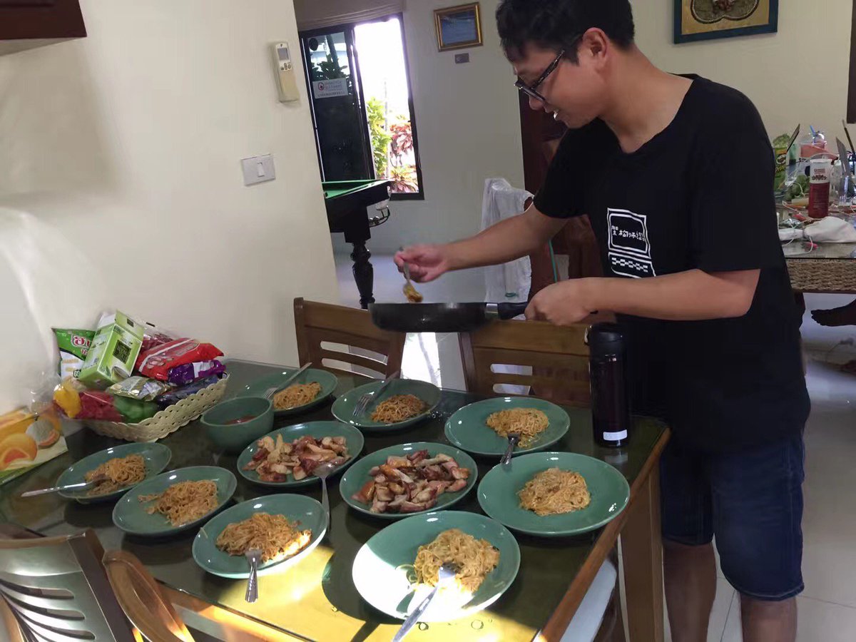 ShinetechNordic's tweet photo. #Shinetech Life Style# we work together, we live together in a big house, just like a family. See, Lee is making breakfast for everyone! :) https://t.co/srofGt7H4l