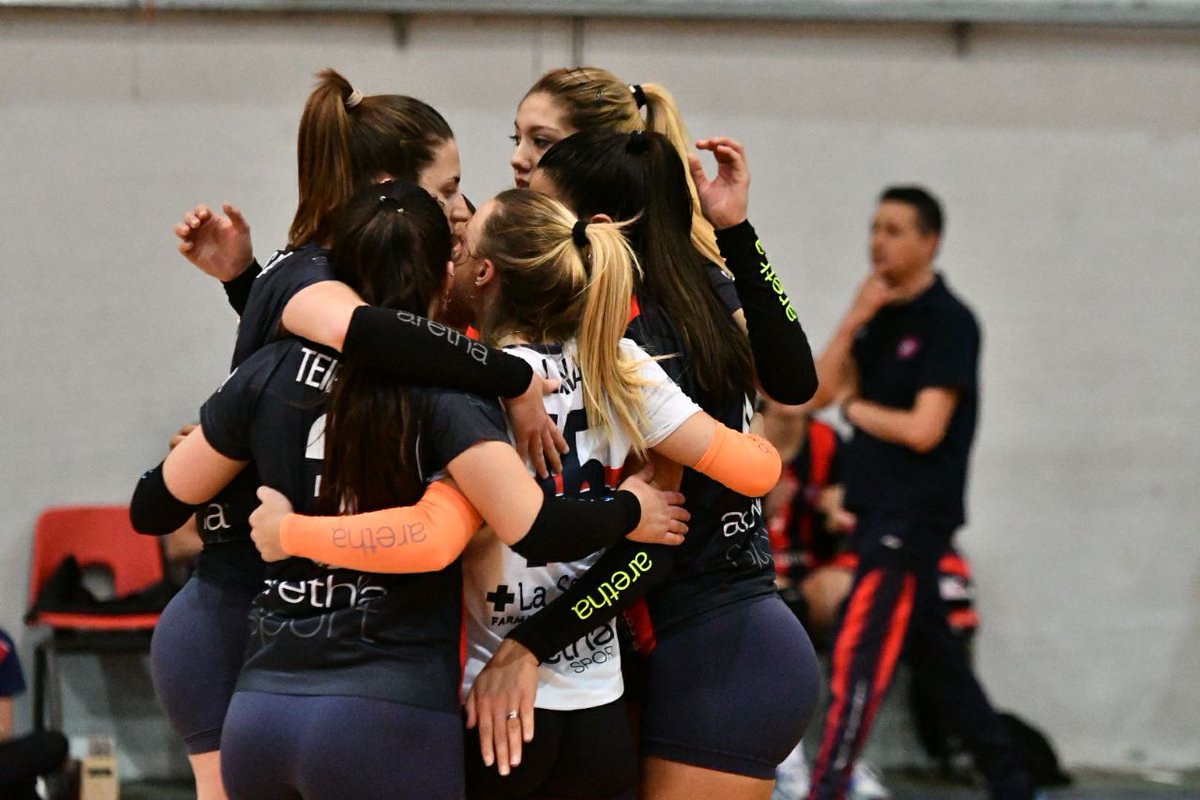 BoedoRepublica's tweet photo. LAS MANOS DE TODAS LAS PIBAS ARRIBA || @CASLAVoley le ganó 3 a 0 a Banco Provincia y cosechan su segunda victoria al hilo. https://t.co/OVyUMItWth