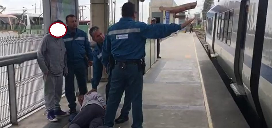 Panchorios08's tweet photo. @MetroValpo encañonan a mi hijo de 14, lo golpean, me esposan y tiran boca abajo 20 min. Para después decir que se equivocaron. https://t.co/nm3ijdA5j5