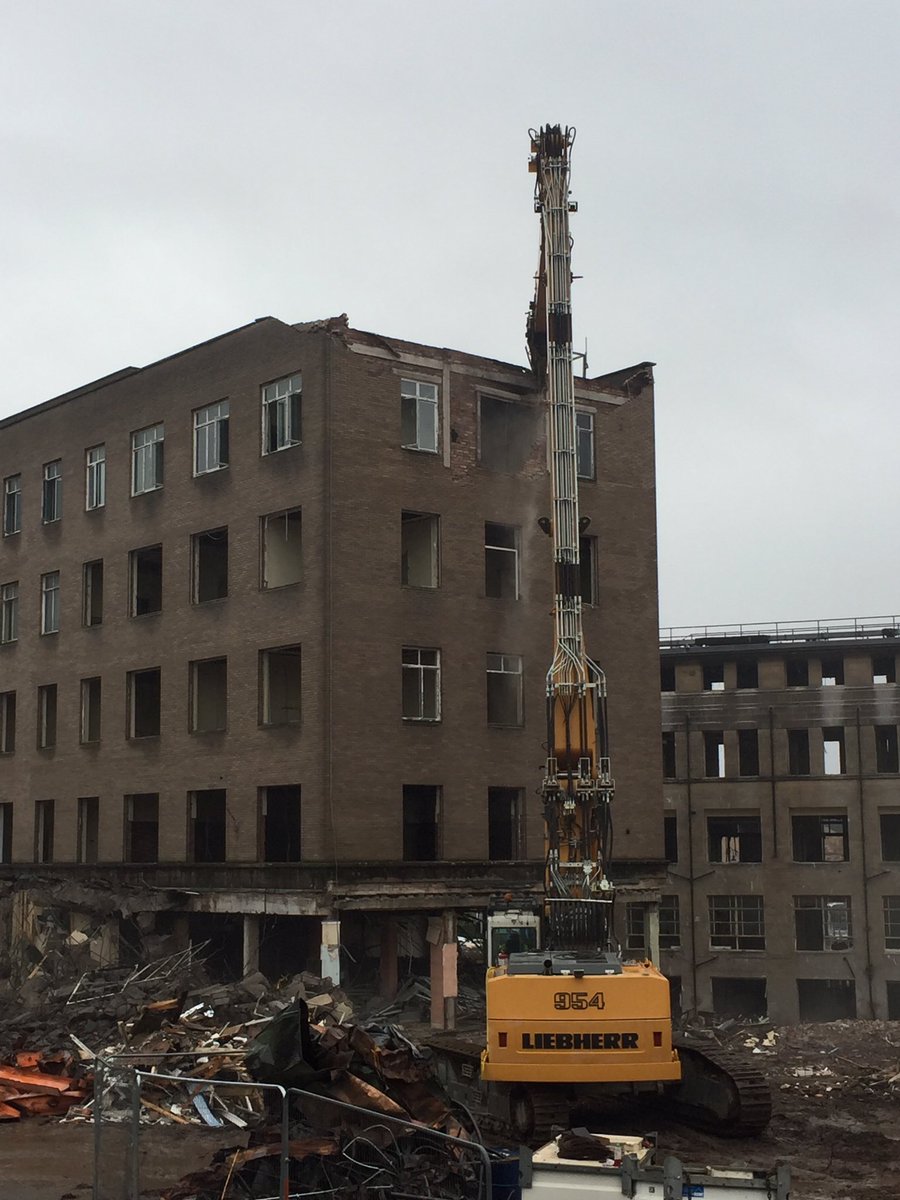 SmillieAndy's tweet image. And begin........
#Liebherr #demoguys