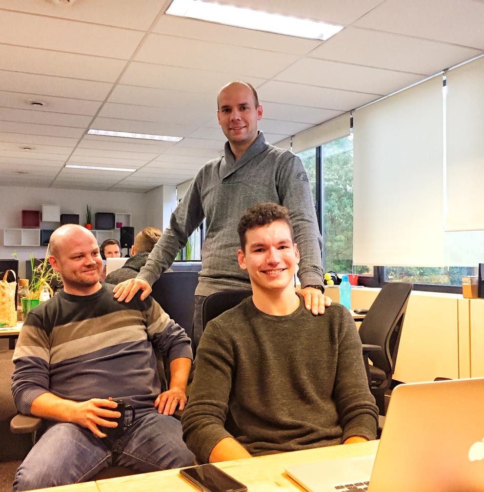 District01's tweet photo. Hoeraaa! Een nieuwe collega! Welkom Joris! #php #dansendansen #zekernietgeposeerdvoordefoto #handoplegging https://t.co/pl7zqR8UdS