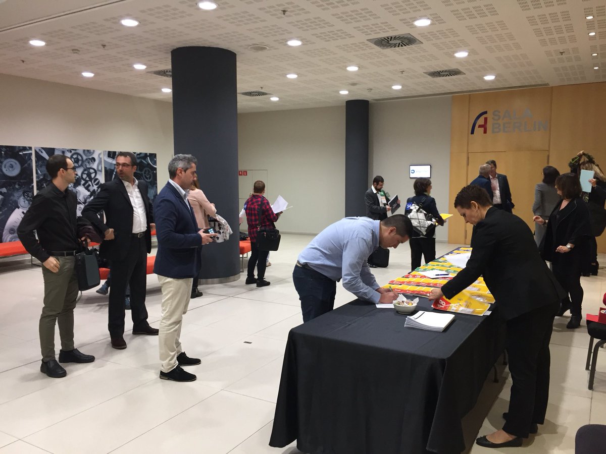 gettingcontacts's tweet photo. Empiezan a llegar los participantes. Repartimos acreditaciones y agenda de reuniones de este #gettingcontacts! #innosmart2017 #networkingproductivo #qualitynetworking https://t.co/rcV11pO2RD