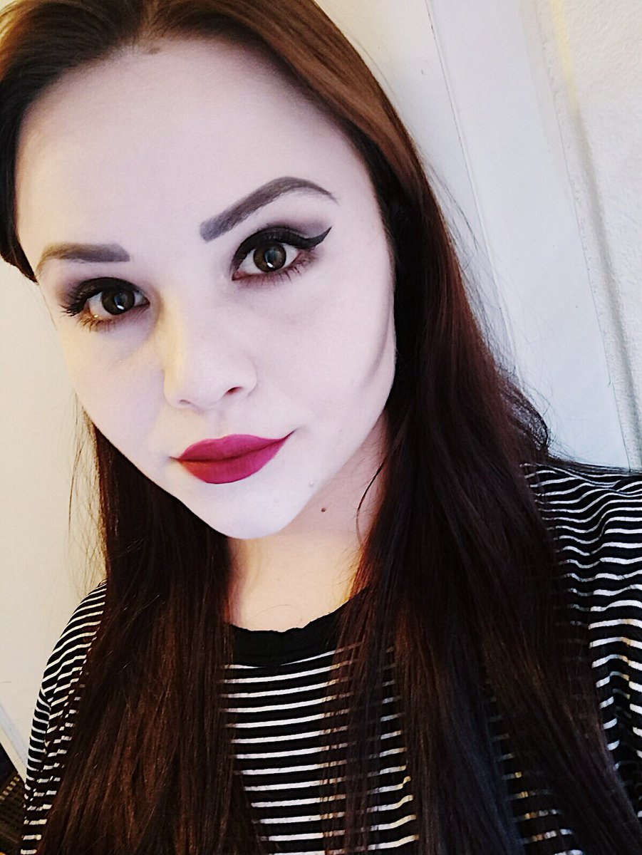 Morticia Addams

“What a dark and dreadful morning, I love it” 💀

accordingtoalicex.com/2017/10/25/blo…