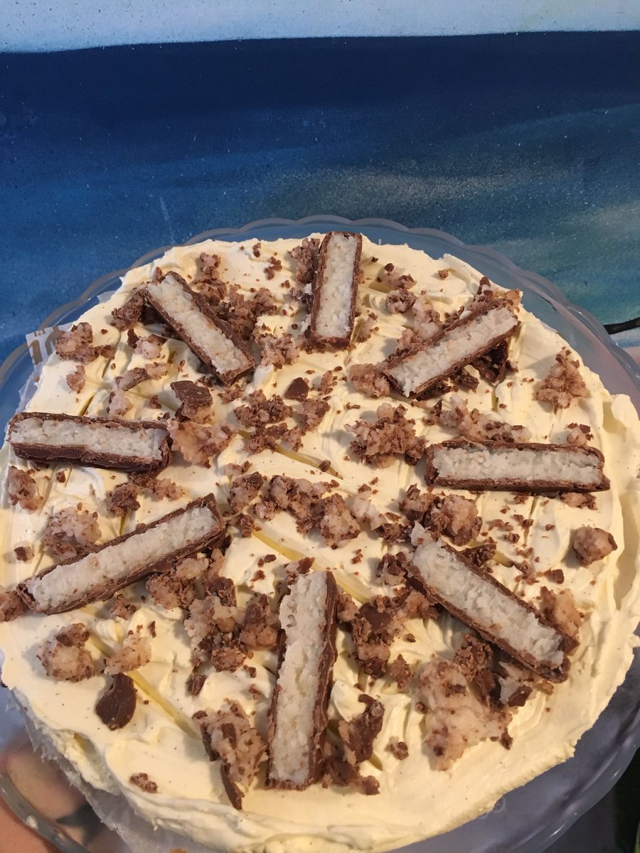 goodgutgurus's tweet photo. Today’s amazing cake is a bounty cheesecake! Come and chill with the kids #cloud9wellbeing #susanandrachel #coffeeshop #retreatonthestreet https://t.co/vt4U9ZB5Mq