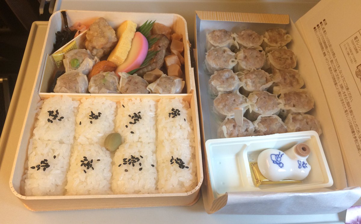 吉田一郎 新幹線で数十年ぶりに食べたシウマイ弁当 シウマイ 電子レンジが普及する前からある弁当なので 冷めてても美味しく食べられる味付け 昔ながらの醤油差しもカワイイ ちなみに今日の住民訴訟はシウマイの 中国語表記は 焼売 か否かが争点の一