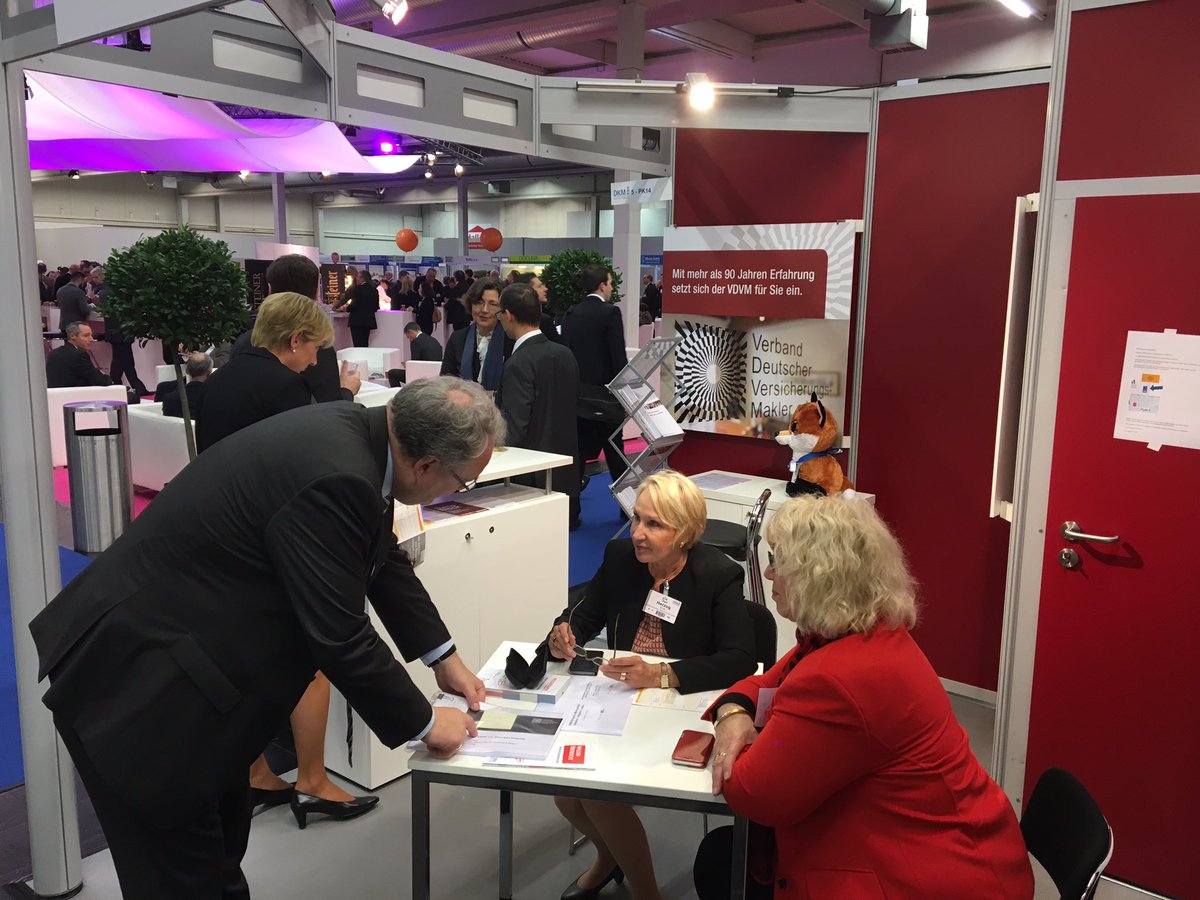 mit_fuchs's tweet photo. Los geht es 😊💪 Erster Andrang und großes Interesse am #VDVM auf der #DKMmesse. #FiliaFuchs ist natürlich auch dabei 🦊 https://t.co/XvyqcKwIMB