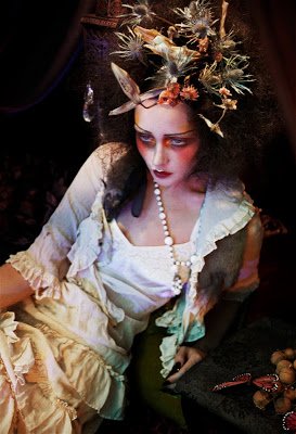 Miow 先程のアバンギャルドなメイク T Co Jluhpma3gb の白衣裳バージョン ドライフラワーのヘッドピースの配色とオレンジ系のメイクのバランスが素敵