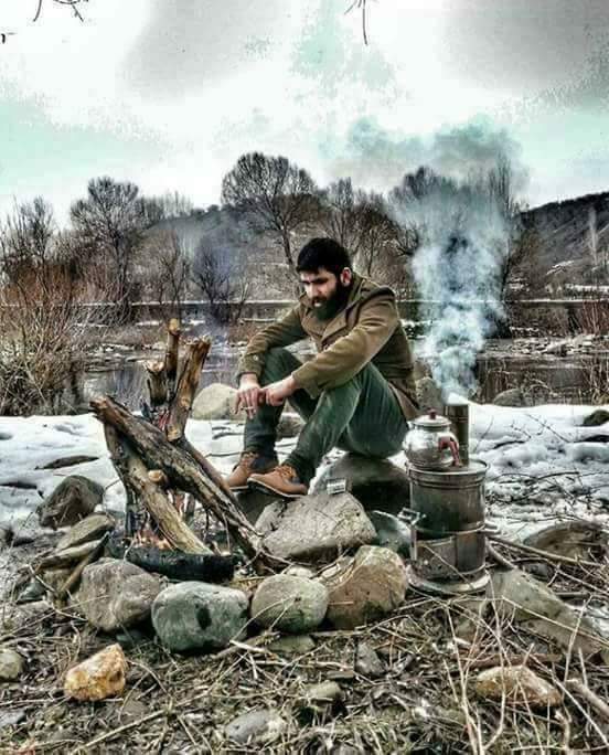 Bir kadın bakıyor  Mutsuz. Bir adam geçiyor  kaldırımdan. Umutsuz… Aşk, tam ortada duruyor. Adam bakıyor. Kadın ağlıyor. Aşk, geçip gidiyor.