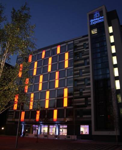 GHSLED's tweet photo. Latest project@ #holidayInn #RGBlighting #LEDlighting #Pharos #ghsled.co.uk #cedia_EMEA CALL for your FREE design and trade discounts πππππ https://t.co/F5cBZysjDL