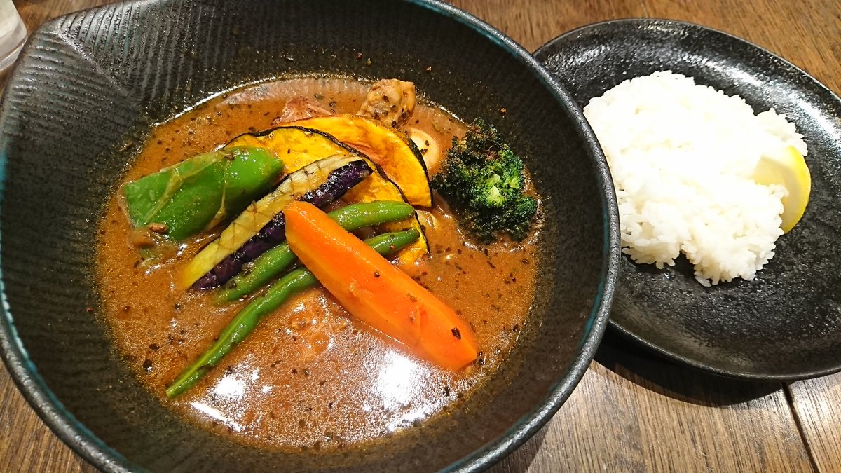 いくこ On Twitter スープカレーｌａｖｉ 新千歳空港店 チキンｔｏ野菜カレー 焙煎エビスープ仕立て スプーンで簡単にほぐれるチキン のやわらかさにふんだんに入った野菜が特徴の人気ｎｏ １カレー 価格1 430円 新千歳空港 スープカレー ラビ Https