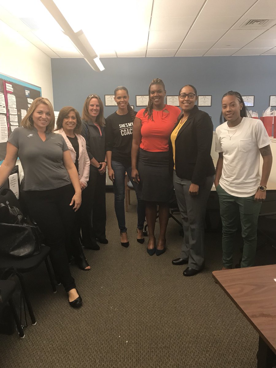 CoachMo_Boykins's tweet photo. Thank you GameChangeHers ! I met  some dynamic women tonight ! 🙌🏾 As women we must stick together , Impact , and empower @GameChangeHers https://t.co/KktYveyxYl
