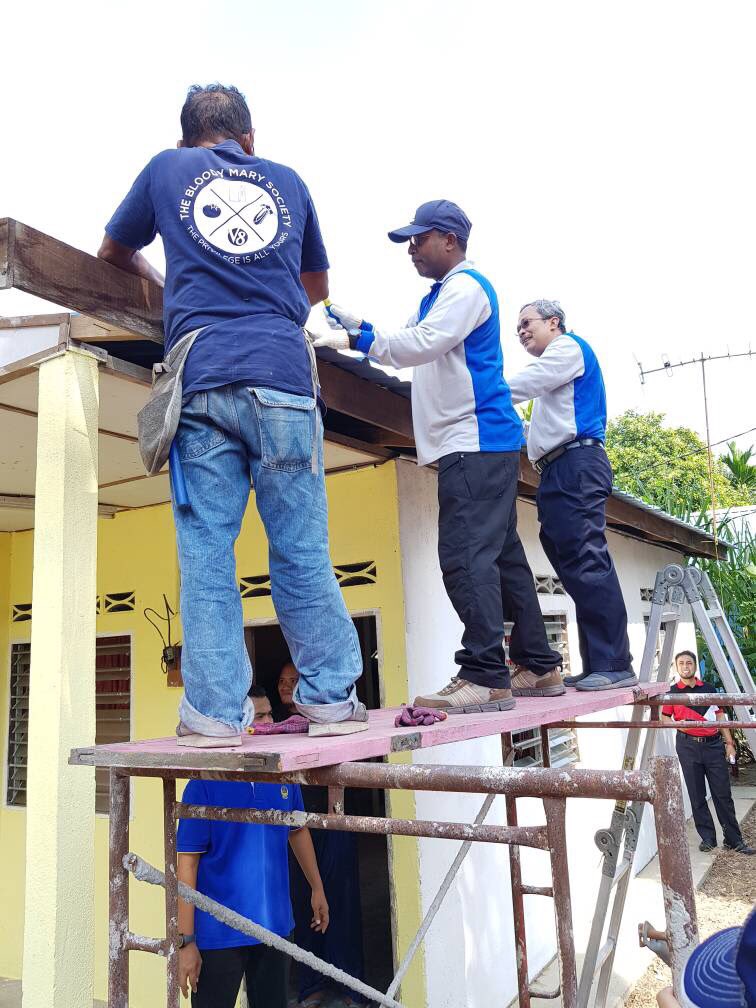 ZambryOfficial's tweet photo. #PermukimanMB :turun membantu baik pulih rumah di kg adalah antara prog yg dilaksanakan. https://t.co/53z67AQBqX