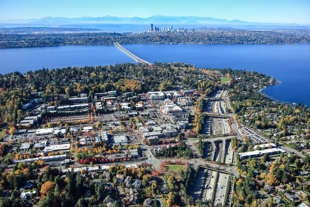 tricephoto's tweet photo. Fall weather at its best #Seattle #lakewashington #Skyline https://t.co/xjD6nWF0cQ