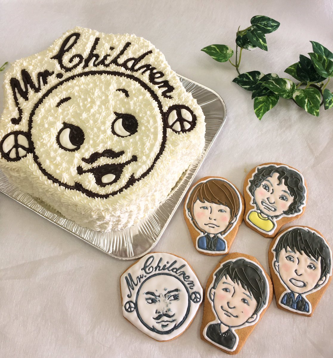 サン ヴェルジェ こんにちは Mr Childrenさんの似顔絵アイシングクッキーとロゴマークのミスチル さんアイシングクッキーとミスチルくんのケーキ ありがとうございます Saintverger サンヴェルジェ Mrchildren ミスチル アイシングクッキー