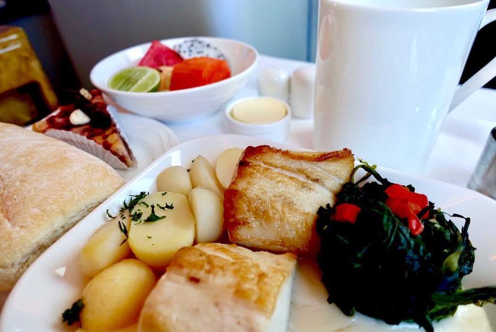 JetSetPandaz's tweet photo. Eating again 🙊
🐼
#airplanefood #airplanemeal #lunch #fish #windowseat #businessclassseat #cabininterior #luxurytra… https://t.co/gAWgd244Zg https://t.co/lT5uJ98FVE