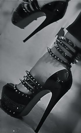RoxiToxic0101's tweet photo. These heels👠were made for stomping... 😉👌💋😘 @DirkHooper @FinDommes @SvenskaXXX @RTfaggot @rtfindom @rtfemdommes 
#ballcrusher #femdom #BDSM https://t.co/f6IRLyEcty