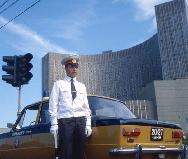 pamyat_v_kadrah's tweet photo. Постовой ГАИ у гостиницы Космос. Москва, 1980 год. https://t.co/7A7DKdevKa