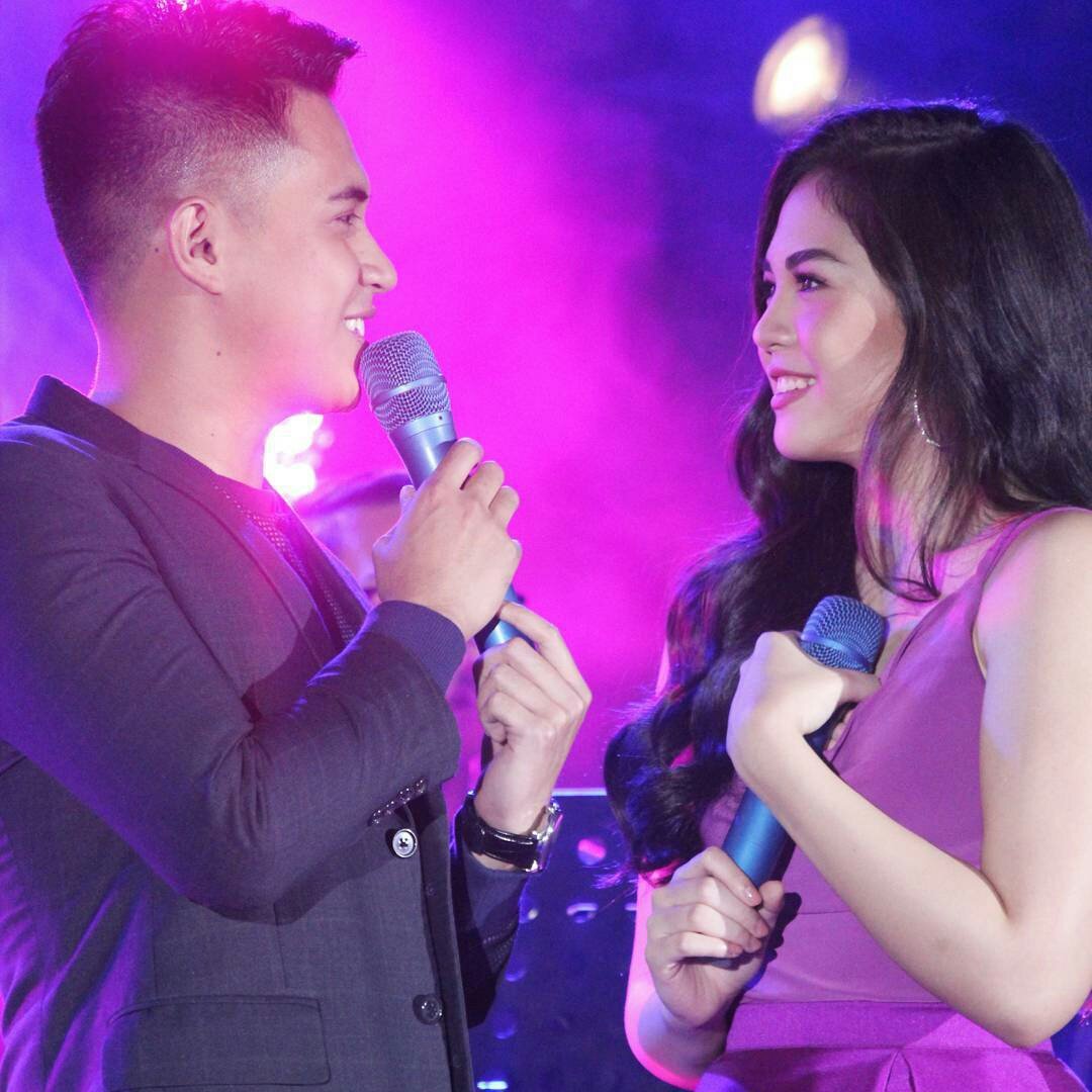 JanellasSquad's tweet photo. @StarCinema It's your smile.. your face, your lips that i miss..🎶 😍 Kyaaahhh... #MarNella 😍😍😍 https://t.co/ACVMQW31zj