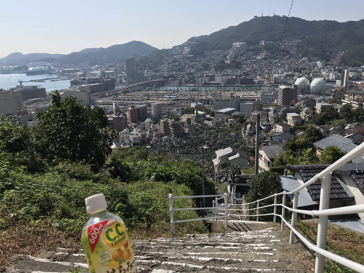 AcousticShin's tweet photo. 景色のいい高台���昼飯を喰らう https://t.co/peIMMW8GOl