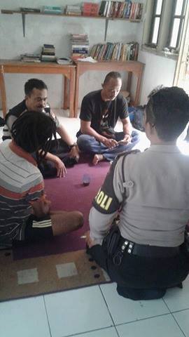 Referendumnewsp's tweet photo. Polisi Masuk Seperti Orang Pencuri Di Asrama Mahasiswa Papua Bandung https://t.co/r2uUpTZZzt https://t.co/Alxynqn2Yn