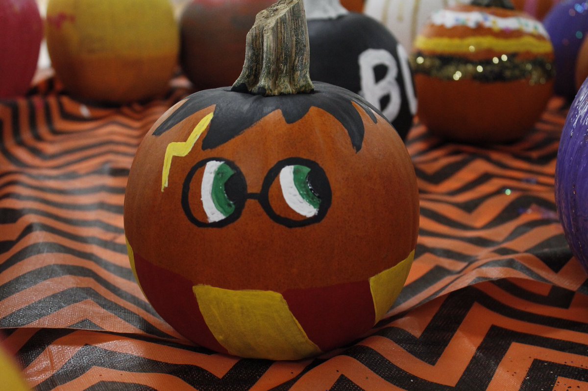 Assisteens_'s tweet photo. Who’s excited for Halloween? Ik we are. 👻 https://t.co/Bb1HXRD1Le