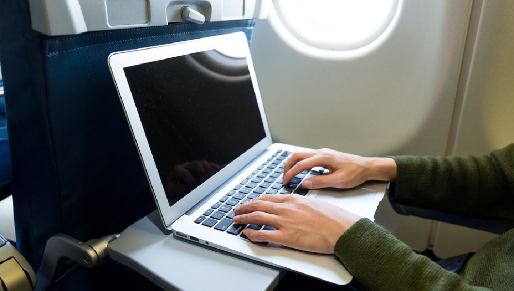 news24tvchannel's tweet photo. फ्लाइट में लैपटॉप ले जाने पर लग सकता है बैन #laptops #checkinluggage #flights https://t.co/9dL7pPVYmQ https://t.co/hnLRUV1t6V