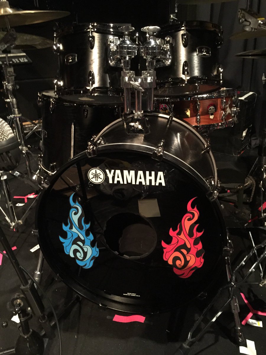 Yamahadrums_jp's tweet photo. SATOKOさんのLIVE CUSTOM。
フロントヘッドはブルーとレッドのファヤーパターン。
このデザインはスガシカオさんアイデアです。スネアはWSD1455(ソニーエモリーからのプレゼント) #ヤマハドラム #LIVE_CUSTOM #フロントヘッド #satoko https://t.co/SueL5Co57A