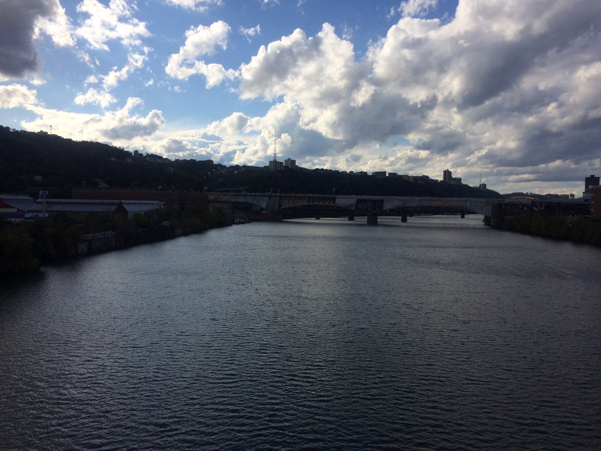 ItzelaGartija's tweet photo. Aquí en la imagen no se aprecia, pero el viento de otoño me estaba congelando el culo muy tremendamente.
#Pittsburgh 
#Bridges
#CuloHelado https://t.co/Q4OZS5UmFU