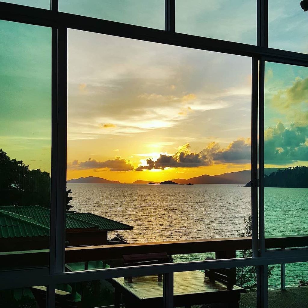 Alan_x_N's tweet photo. #Fantastic scene #framed #perfectly at #kohlipe #Thailand #2017 #3weeks #Trip #July

#islandlife #island #sunset https://t.co/CwZefkqbAL https://t.co/FHVmxA6KlV