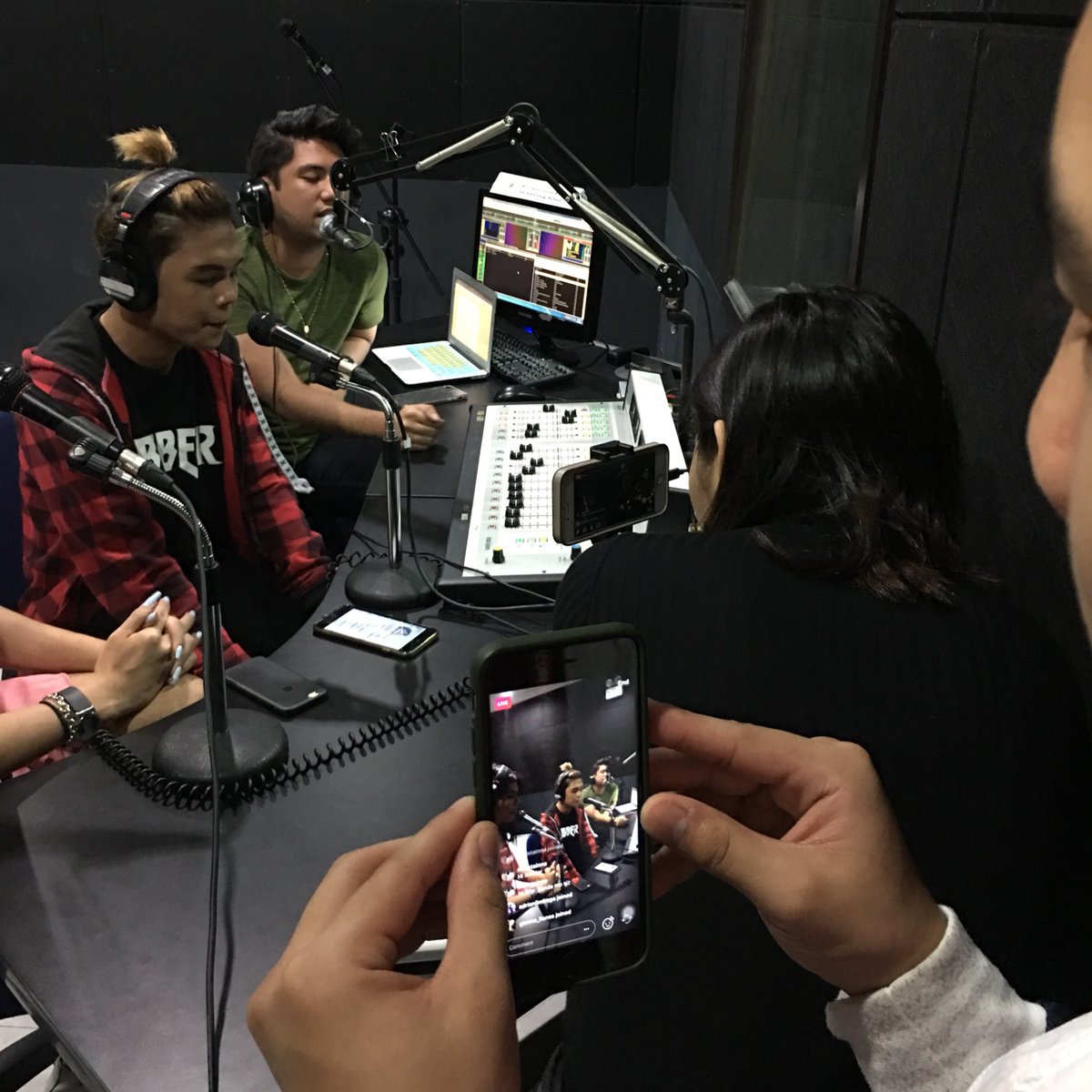 AteneoACOMM's tweet photo. We're on instagram and facebook live! Follow Magis Radio on Facebook and @ateneoACOMM on IG #XanderFordInADMU https://t.co/oGstrvLKWH