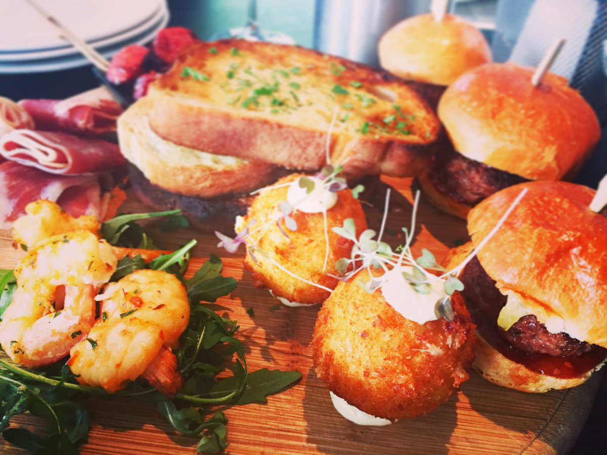 foodlips's tweet photo. The Metro Taster @metrobarandbistro is very tasty indeed! Sliders, arancini, saganaki, prosciutto, garlic ciabatta, chili prawns #foodlips https://t.co/apUoOSqMsp