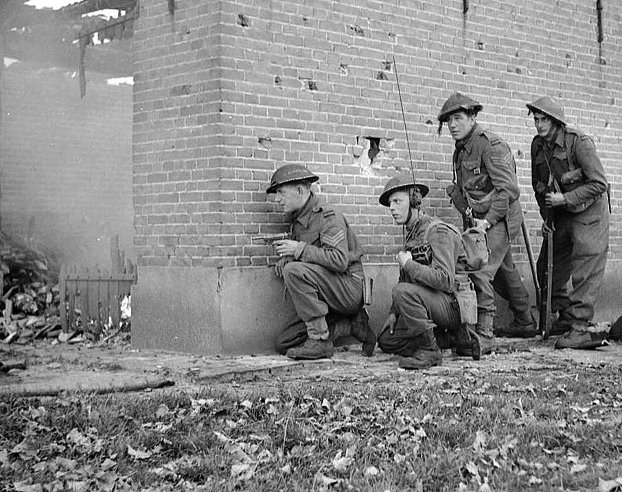 rgpoulussen's tweet photo. #OTD in 1944, the third day of the Den Bosch Battle. Men from 51 &amp; 53 Infantry Division attacking German positions. #WW2 #HISTORY https://t.co/NBoxYuHIxo