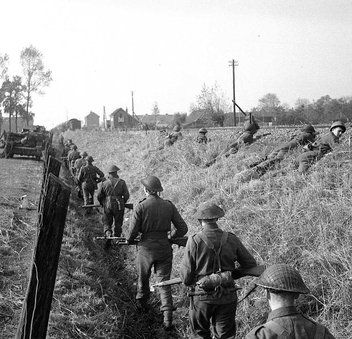 rgpoulussen's tweet photo. #OTD in 1944, the third day of the Den Bosch Battle. Men from 51 &amp; 53 Infantry Division attacking German positions. #WW2 #HISTORY https://t.co/NBoxYuHIxo