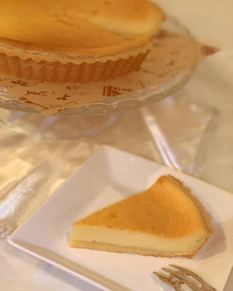 make_smile_s2's tweet photo. ✡ベイクドチーズタルト🧀🍰
実は大事なレモン汁を入れ忘れて
最後にアプリコットナパージュにレモン汁を混ぜて塗りました、🍋💫 (( 写真は塗る前 ))
でもちょうど良かったかな😋🎶✨
クッキーはあまったタルト生地で🍪🍴

#お菓子作り好きな人と繋がりたい https://t.co/ml2KDhokDv